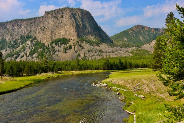 Quels sont les meilleurs itinéraires pour une randonnée dans le parc national de Banff, Canada : conseils et préparations ?
